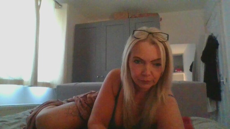 Elly49's Streamate show and profile