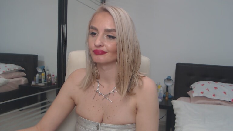 xMEDEEA's Streamate show and profile