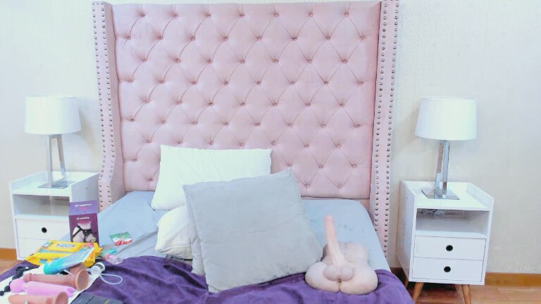 AntonelaMilf's Streamate show and profile