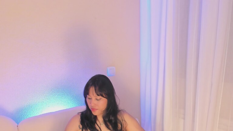 innasantos's Streamate show and profile