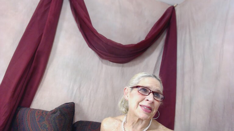 MidwestMILF's Streamate show and profile