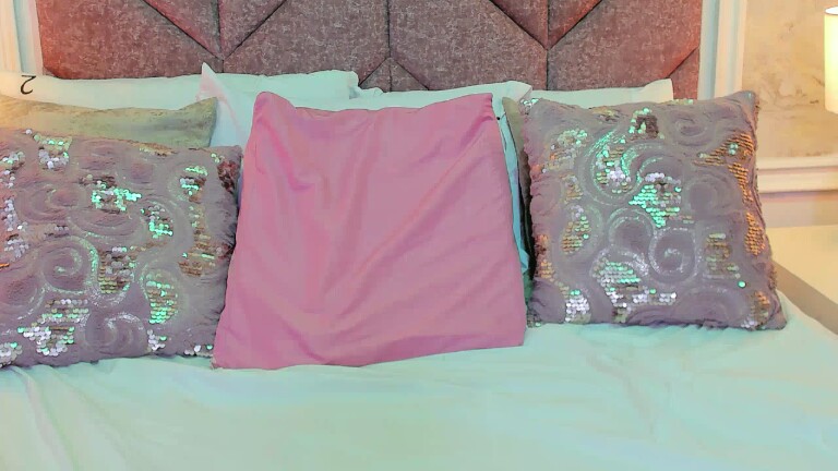 ScarletShinee's Streamate show and profile